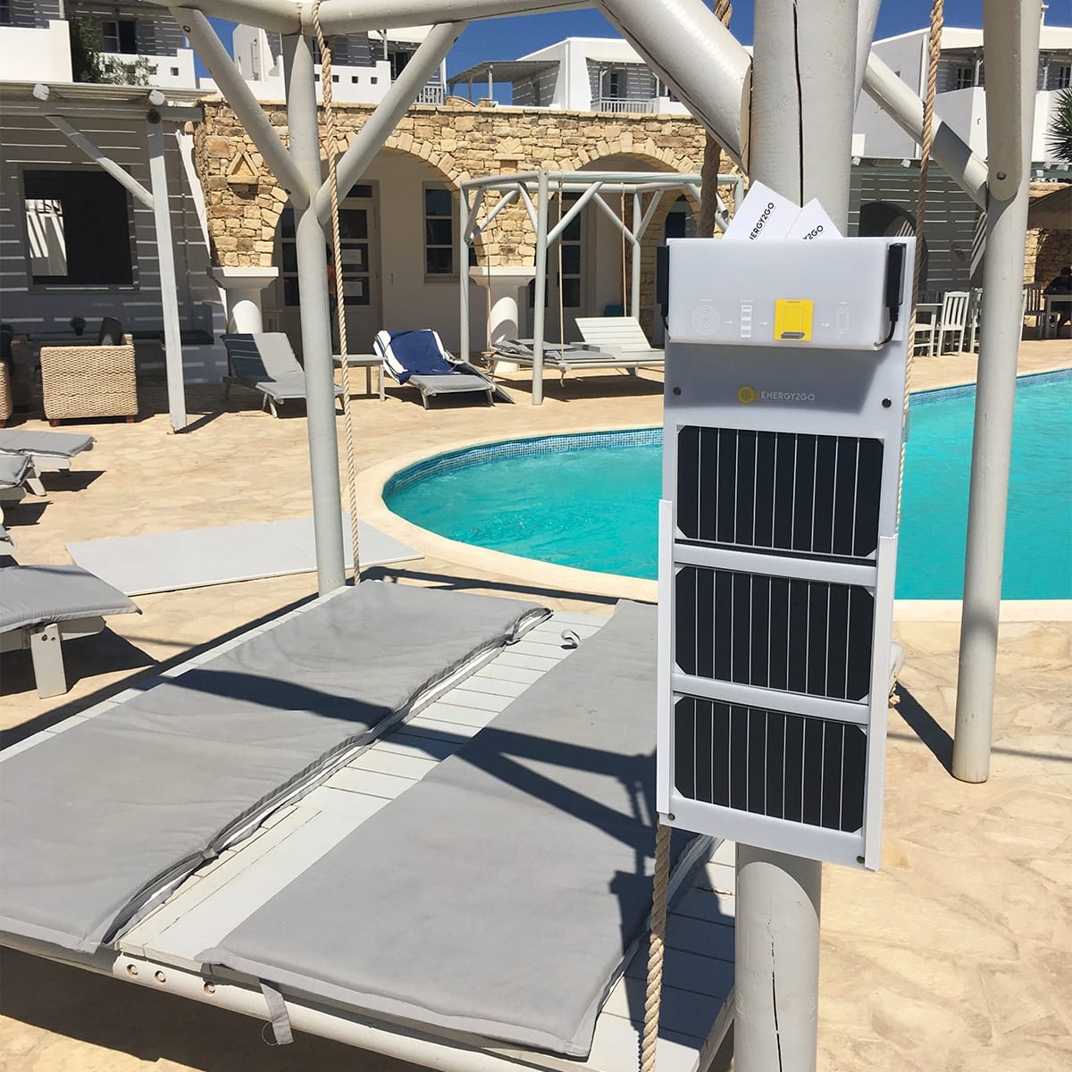 Pannello solare 16W ENERGY2GO legato a un palo con le cinghie