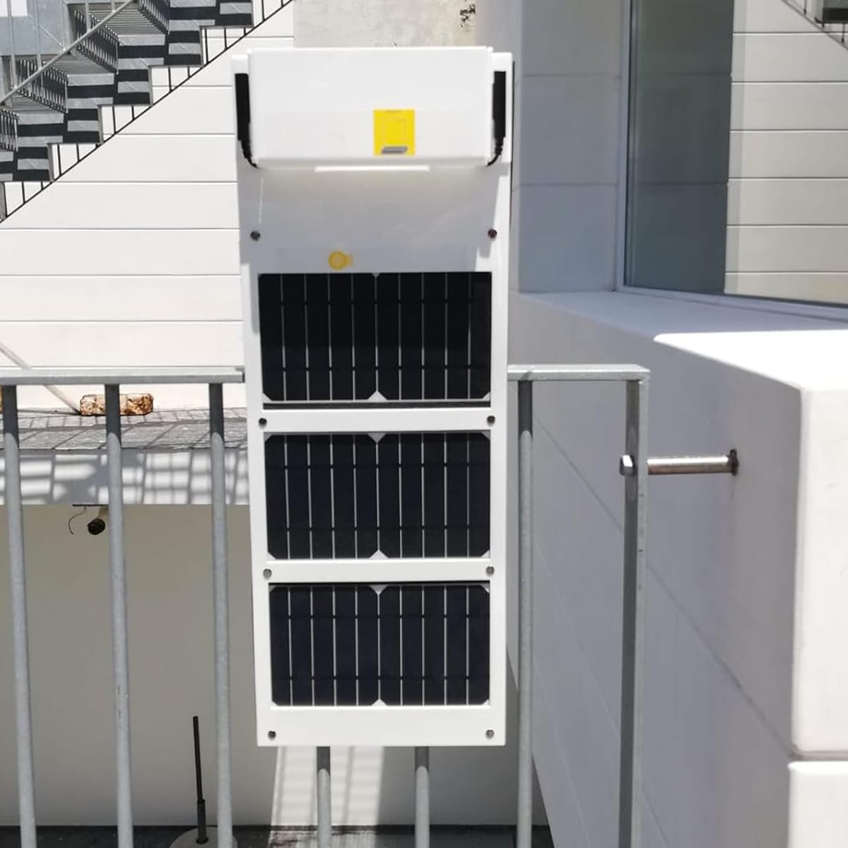 Pannello solare 16W ENERGY2GO fissato a una ringhiera