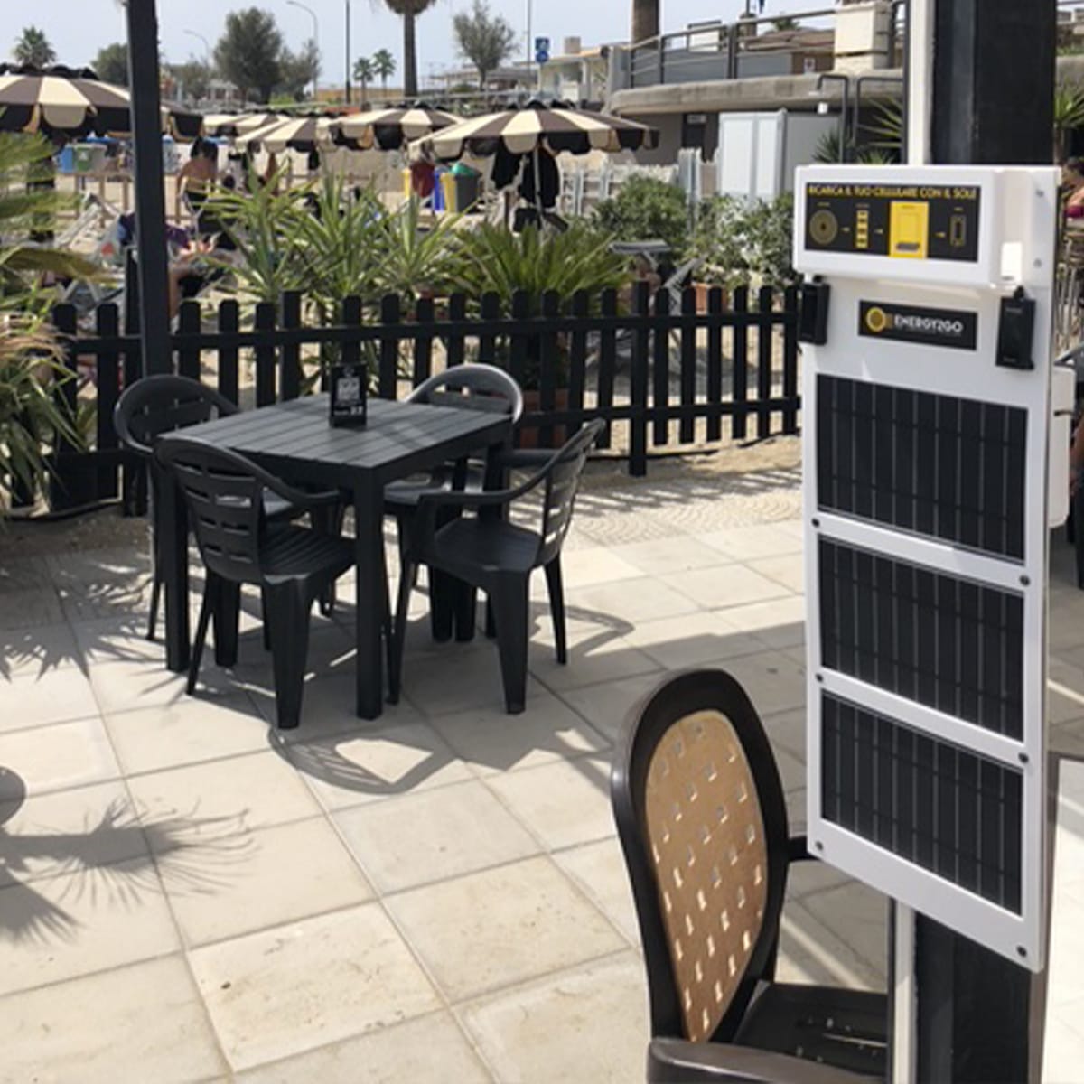 Pannello solare 16W ENERGY2GO in spiaggia su un palo