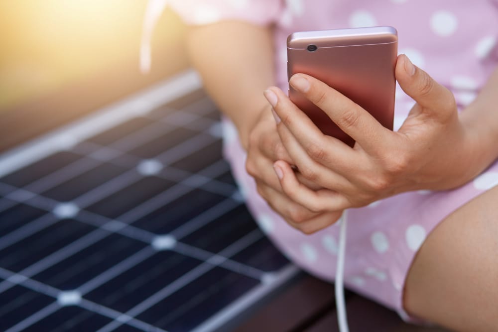 Soluzione ricarica solare cellulari compatibile con fondi PNRR