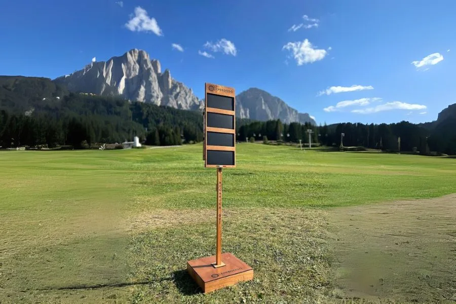 Colonnina in legno per ricarica solare dei cellulari