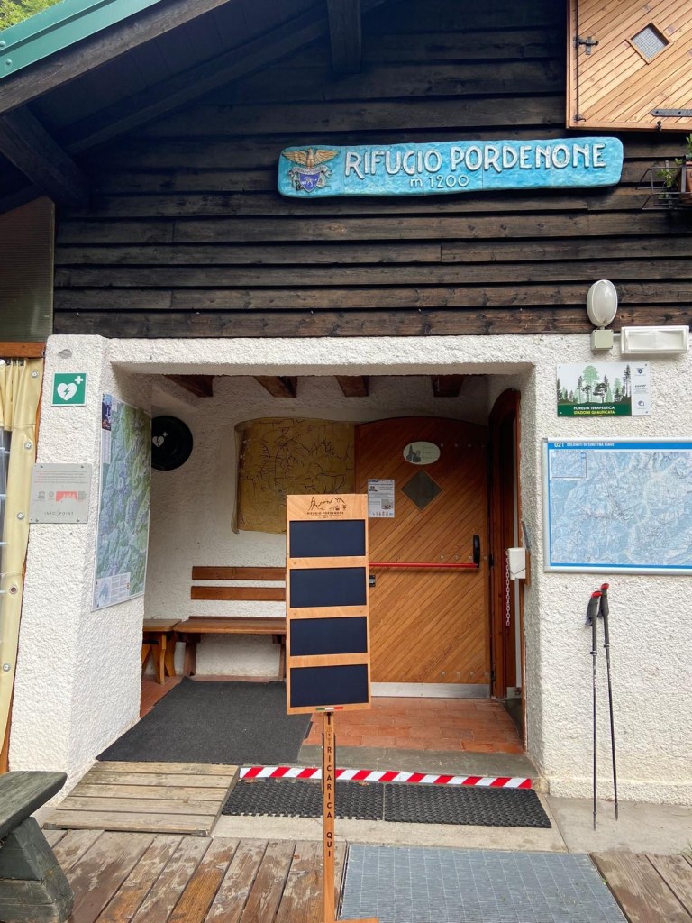 Colonnina ENERGY2GO davanti al Rifugio Pordenone, Dolomiti friulane