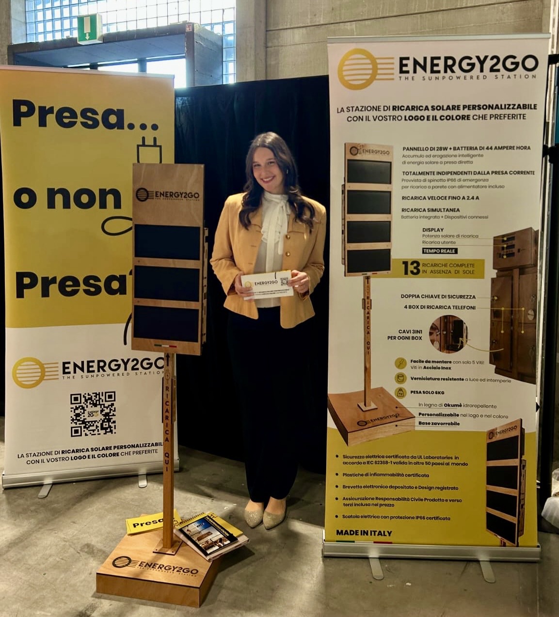 Stand ENERGY2GO in fiera con totem di ricarica solare, roll-up e hostess