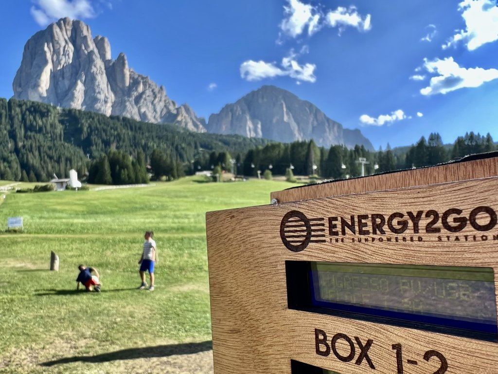 Totem di ricarica solare ENERGY2GO con display acceso in Val Gardena