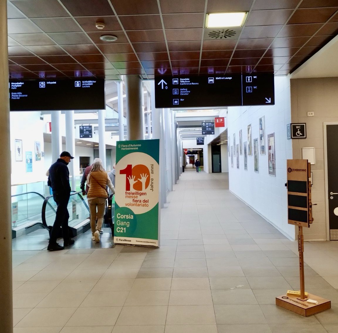 Totem di ricarica ENERGY2GO in un corridoio di un edificio pubblico