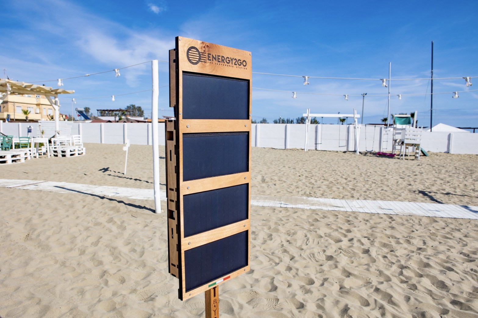 Pannello solare della colonnina ENERGY2GO in uno stabilimento balneare