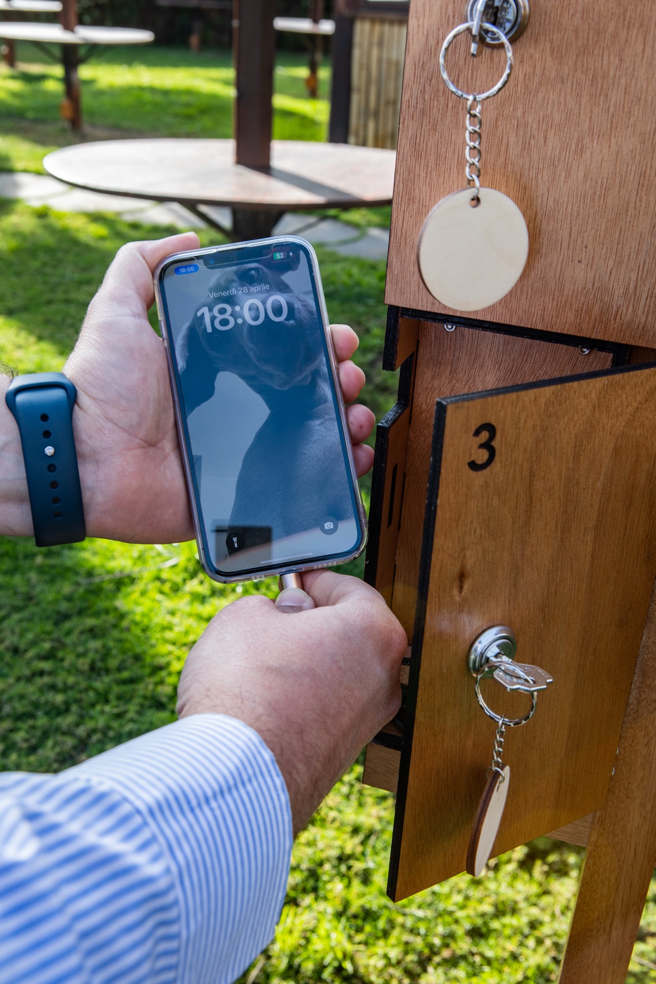 Telefono collegato al cavo nel box 3 della stazione di ricarica solare ENERGY2GO