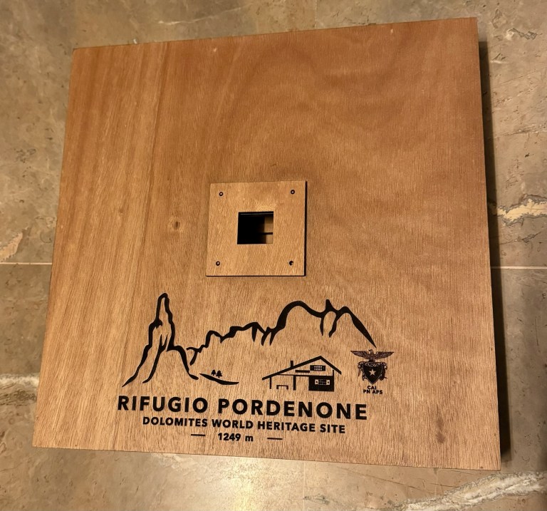 Pannello ENERGY2GO con il logo del Rifugio Pordenone inciso nel legno