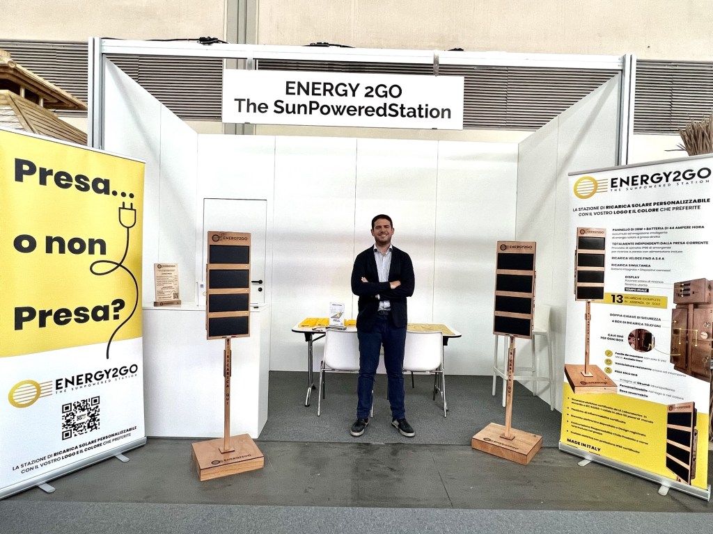 Stand ENERGY2GO in fiera con due colonnine di ricarica solare e roll-up