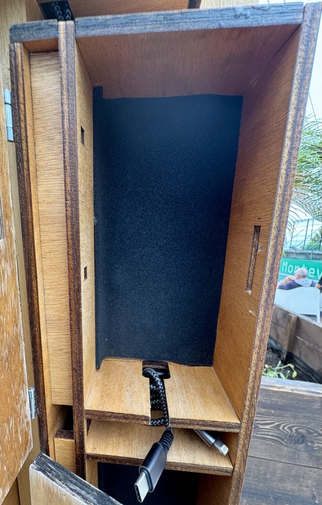 Interno di un box di ricarica ENERGY2GO con tappetino in neoprene a tutto fondo e cavo 3 in 1