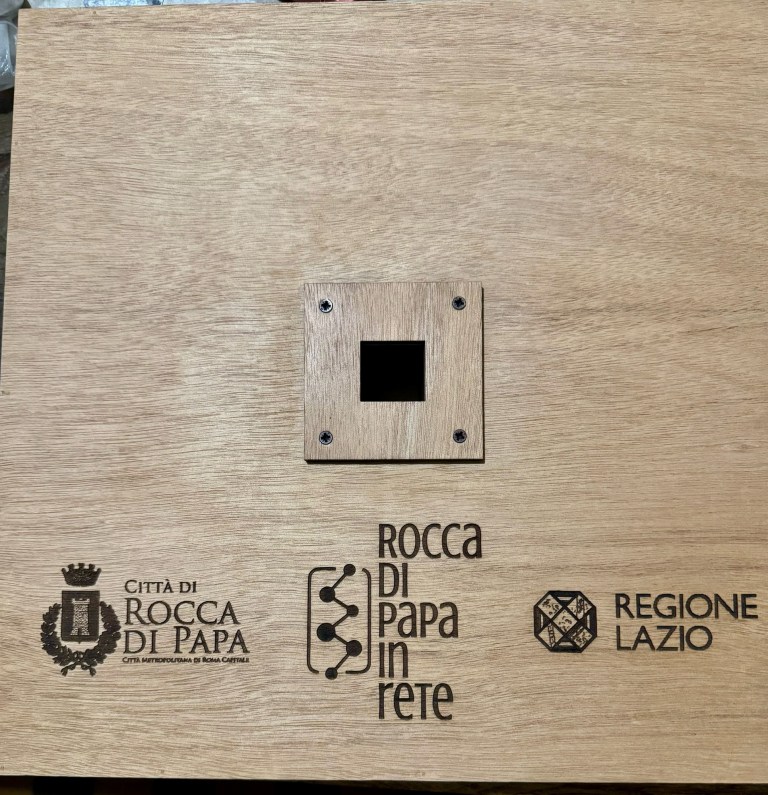 Pannello ENERGY2GO con i loghi del Comune di Rocca di Papa e della Regione Lazio incisi nel legno